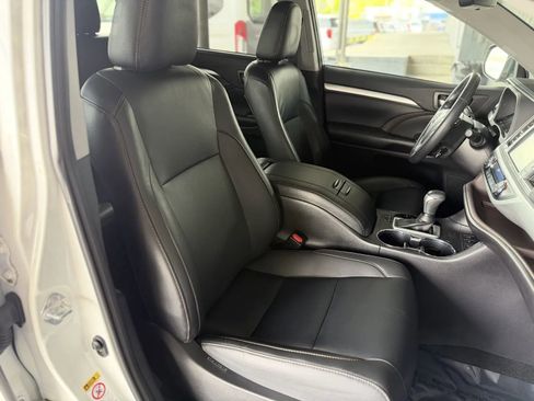 Used 2019 Toyota Highlander XLE AWD/4WD image 19