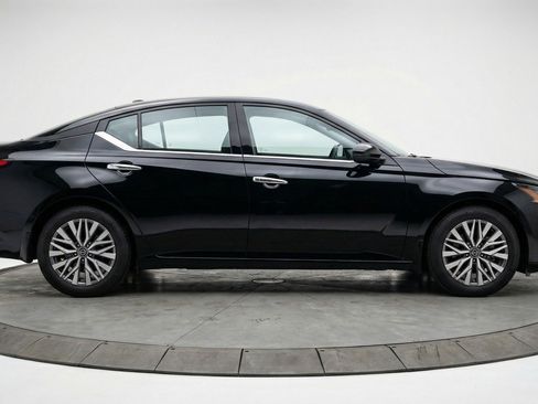 Used 2025 Nissan Altima 2.5 SV image 11