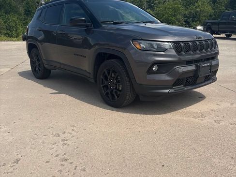 Used 2023 Jeep Compass Latitude AWD/4WD image 2