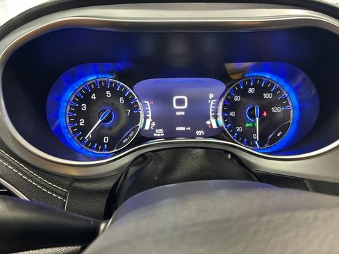 Used 2025 Chrysler Pacifica Limited FWD image 21