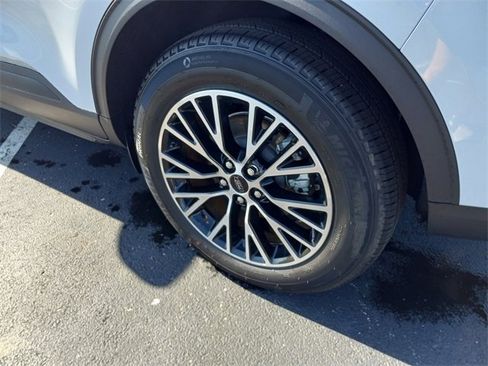 Used 2025 Ford Escape SE image 10