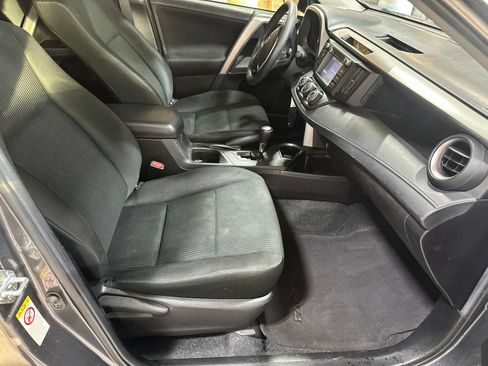 Used 2018 Toyota RAV4 LE FWD image 15