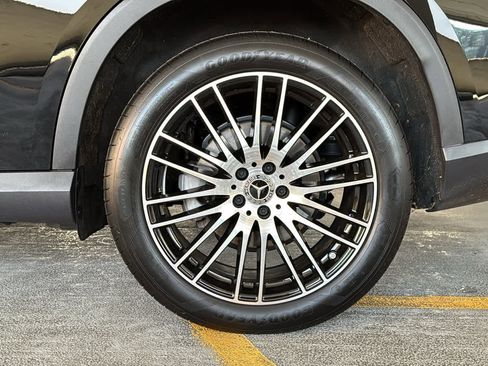 Used 2025 Mercedes-Benz GLC 300 4MATIC image 12