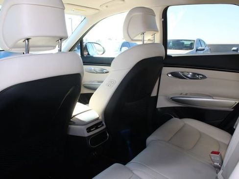 Used 2023 Genesis GV70 2.5T w/ Select Package image 9