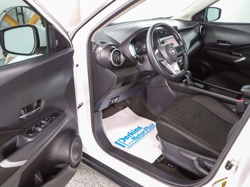 Used 2023 Nissan Kicks SV image 3