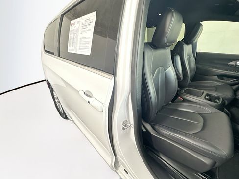 Used 2025 Chrysler Pacifica Select FWD image 28