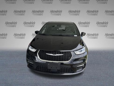 Used 2025 Chrysler Pacifica Select FWD image 3