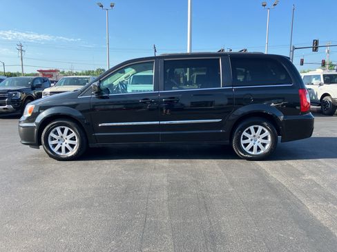 Used 2016 Chrysler Town & Country Touring FWD image 4