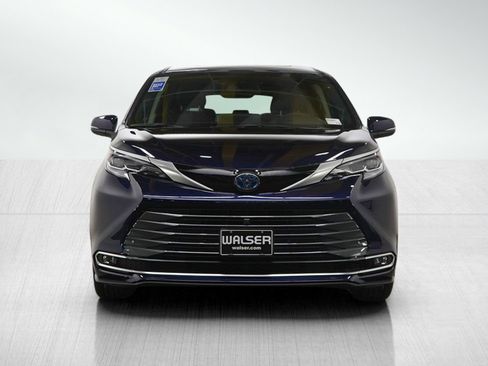 Used 2023 Toyota Sienna Platinum image 8