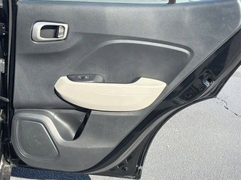 Used 2023 Hyundai Venue SEL image 15