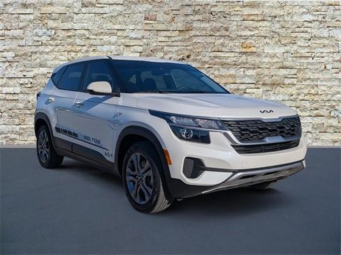 Certified 2022 Kia Seltos LX image 2