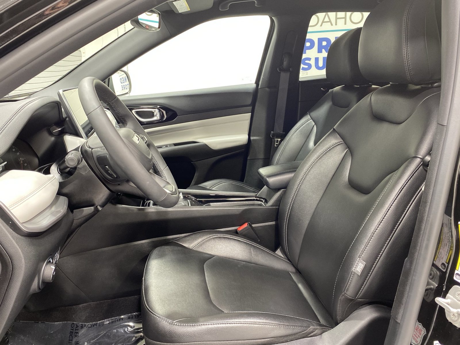 Used 2025 Jeep Compass Limited AWD/4WD image 11