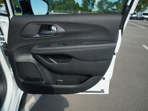 New 2026 Chrysler Voyager LX image 19