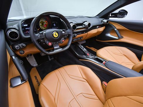 Used 2022 Ferrari 812 GTS image 12