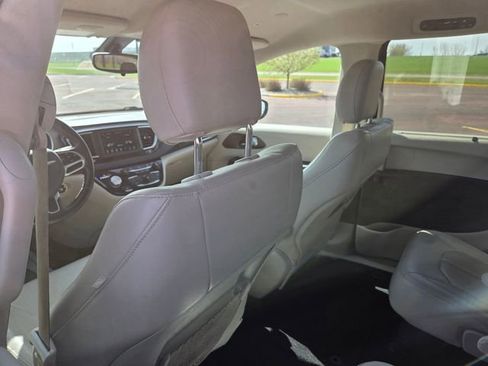 Used 2018 Chrysler Pacifica Touring-L FWD image 50