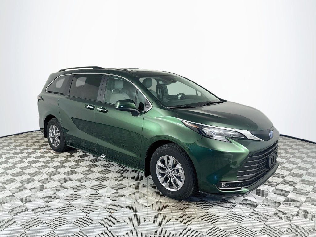 Used 2025 Toyota Sienna XLE AWD/4WD image 1