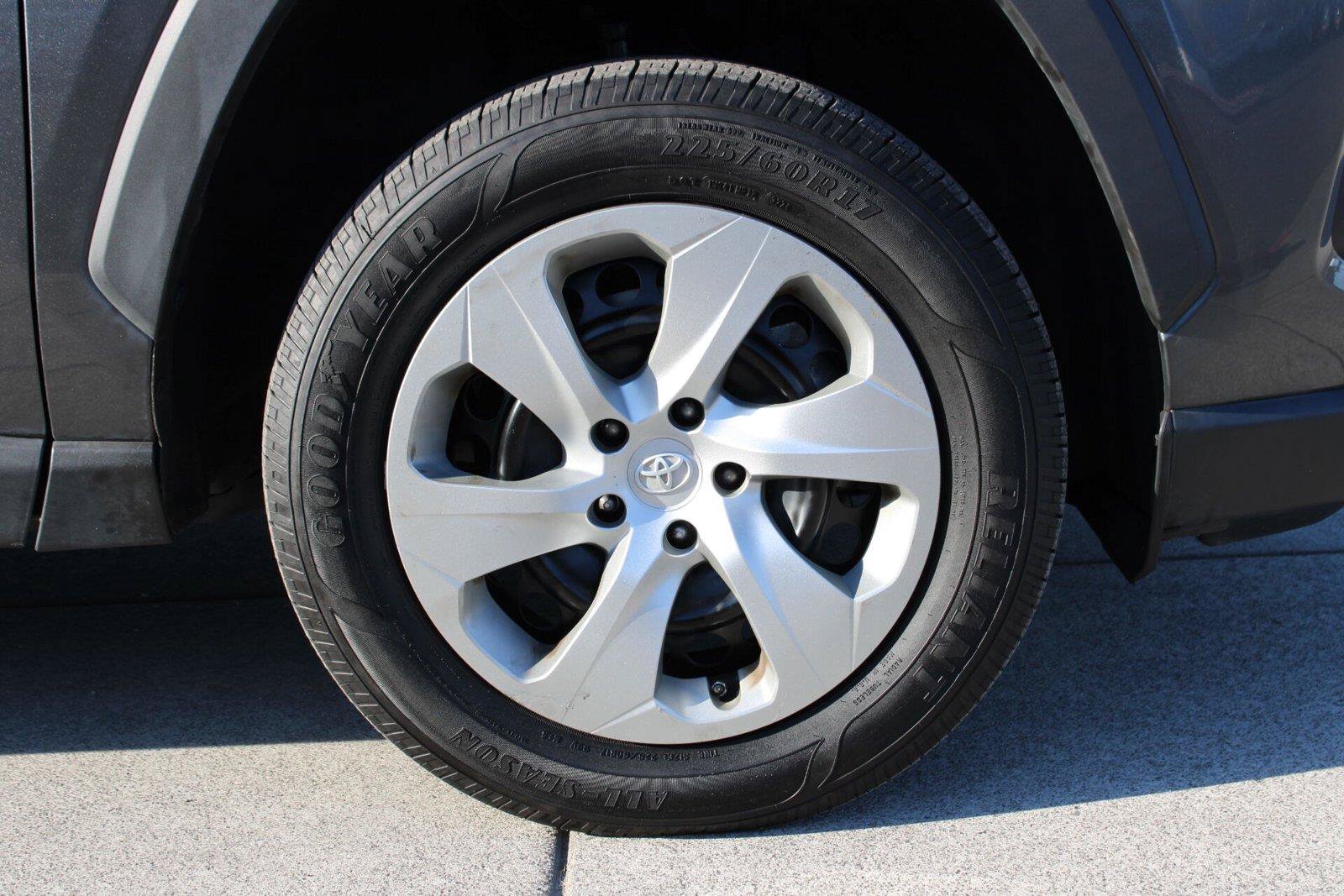 Used 2021 Toyota RAV4 LE AWD/4WD image 9