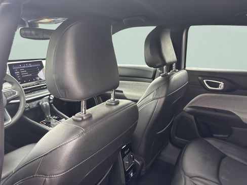 Used 2024 Jeep Compass Latitude image 14