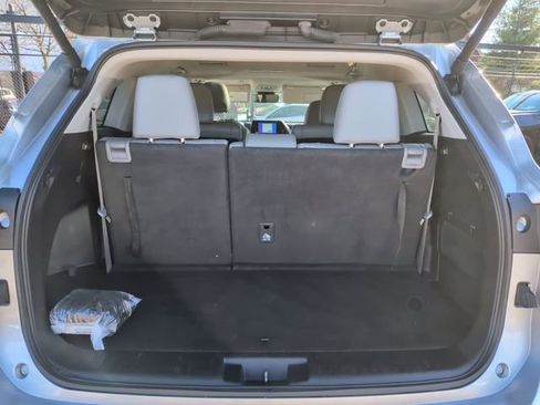 Used 2024 Toyota Highlander XLE FWD image 13