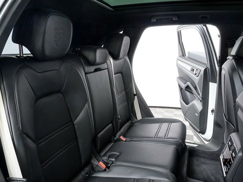 Certified 2023 Porsche Cayenne Platinum Edition image 24