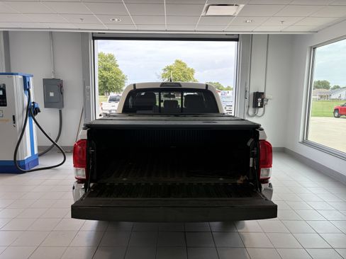 Used 2017 Toyota Tacoma SR5 image 5