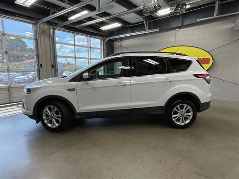 Used 2018 Ford Escape SE w/ SE Sync 3 Package FWD image 2