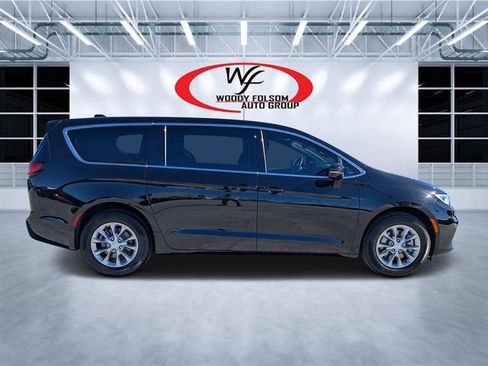New 2026 Chrysler Pacifica Select AWD/4WD image 2