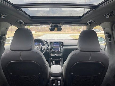 Used 2025 Volvo XC40 B5 Plus image 10