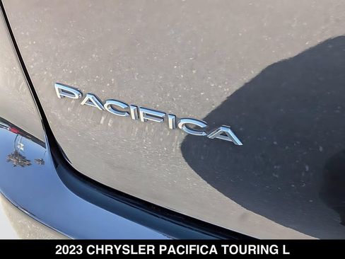 Used 2023 Chrysler Pacifica Touring-L FWD image 7