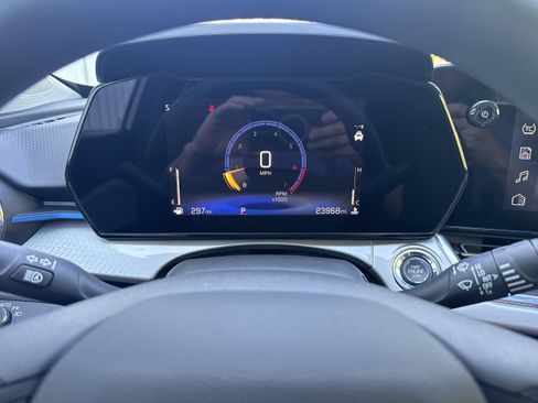 Used 2025 Chevrolet Trax LT FWD image 18