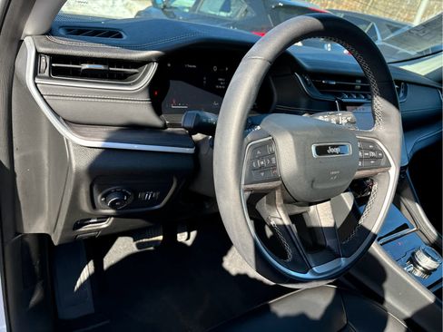 Used 2023 Jeep Grand Cherokee Limited image 10