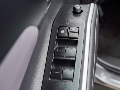 Used 2023 Toyota Highlander LE FWD image 19