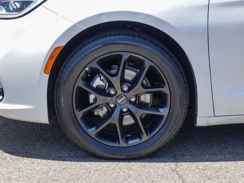Certified 2023 Chrysler Pacifica Touring-L FWD image 10