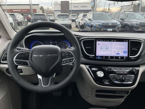 Used 2024 Chrysler Pacifica Touring-L FWD image 29