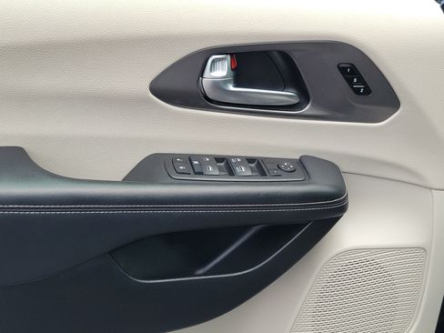 Used 2024 Chrysler Pacifica Touring-L FWD image 18