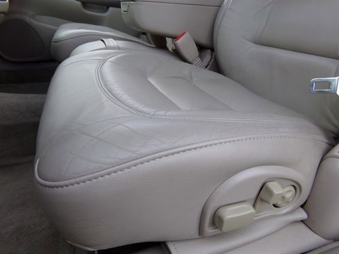 Used 2003 Cadillac De Ville Sedan w/ Comfort & Convenience Package image 17