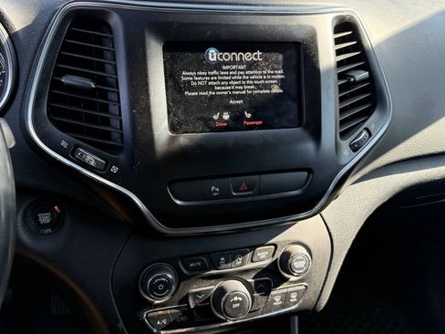 Used 2019 Jeep Cherokee Latitude Plus w/ Cold Weather Group AWD/4WD image 3