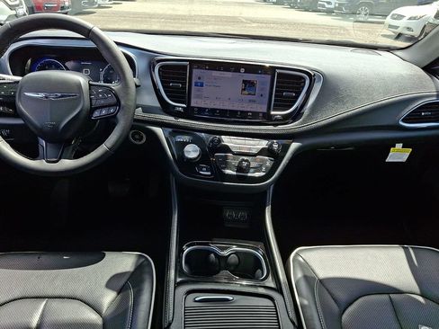 Used 2025 Chrysler Pacifica Limited FWD image 16
