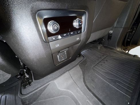 Used 2023 GMC Yukon SLT w/ SLT Premium Package image 22