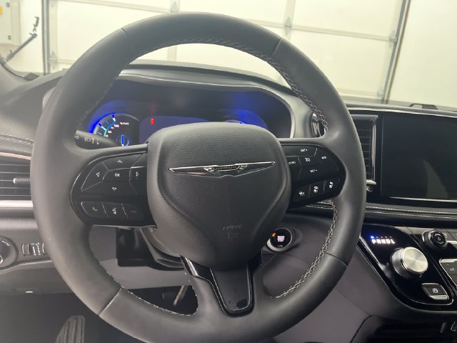 Used 2024 Chrysler Pacifica Limited FWD image 16