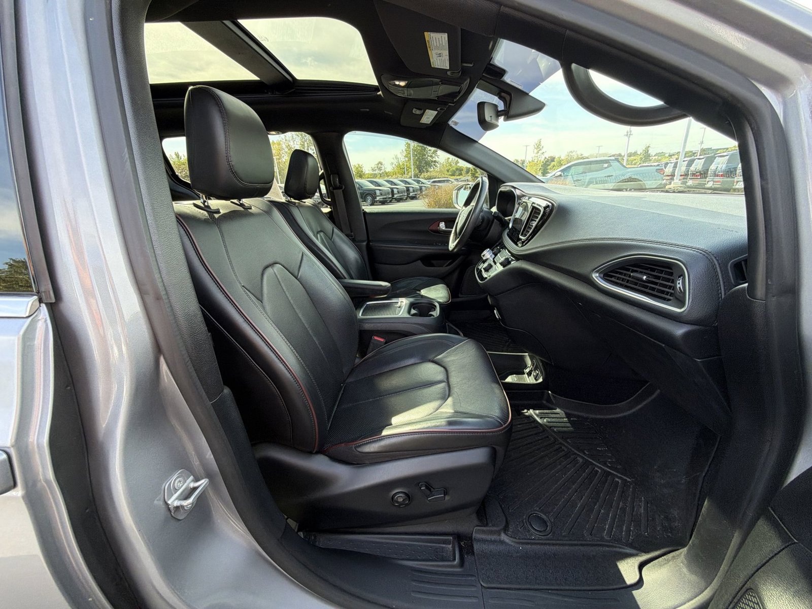 Used 2020 Chrysler Pacifica Limited FWD image 27