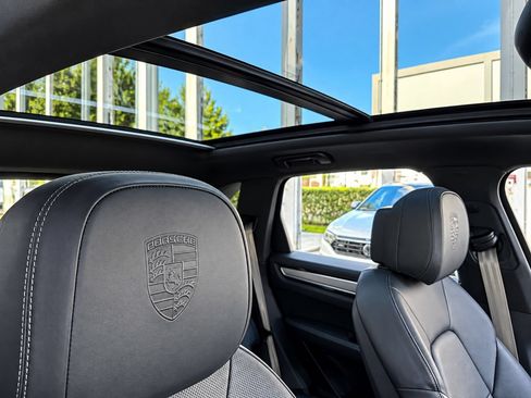 Used 2023 Porsche Cayenne AWD/4WD image 9