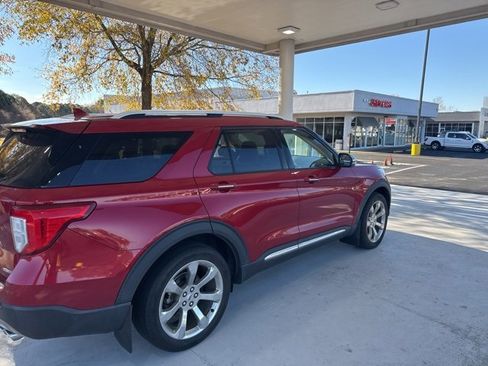 Used 2020 Ford Explorer Platinum w/ Premium Technology Package image 3