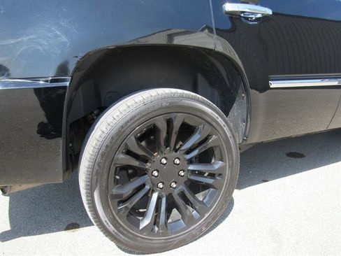 Used 2010 Cadillac Escalade Premium AWD/4WD image 11