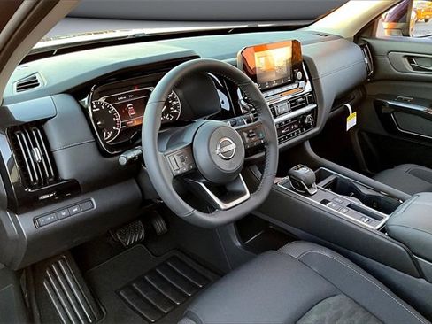 New 2025 Nissan Pathfinder SV image 7