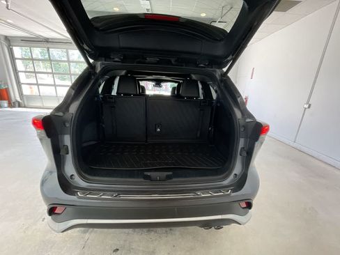 Used 2022 Toyota Highlander XSE AWD/4WD image 25