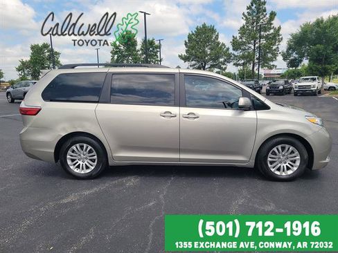 Used 2017 Toyota Sienna XLE Premium FWD image 4