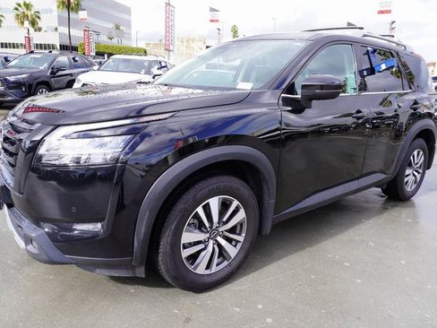 Used 2022 Nissan Pathfinder SL w/ SL Black Package image 4
