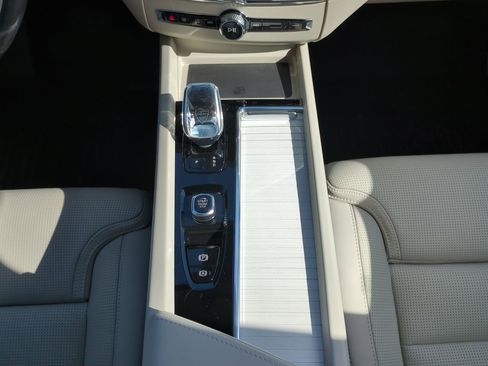 New 2026 Volvo XC60 B5 Ultra w/ Climate Package image 17