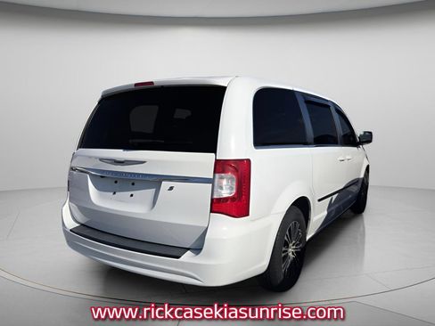 Used 2014 Chrysler Town & Country S FWD image 4
